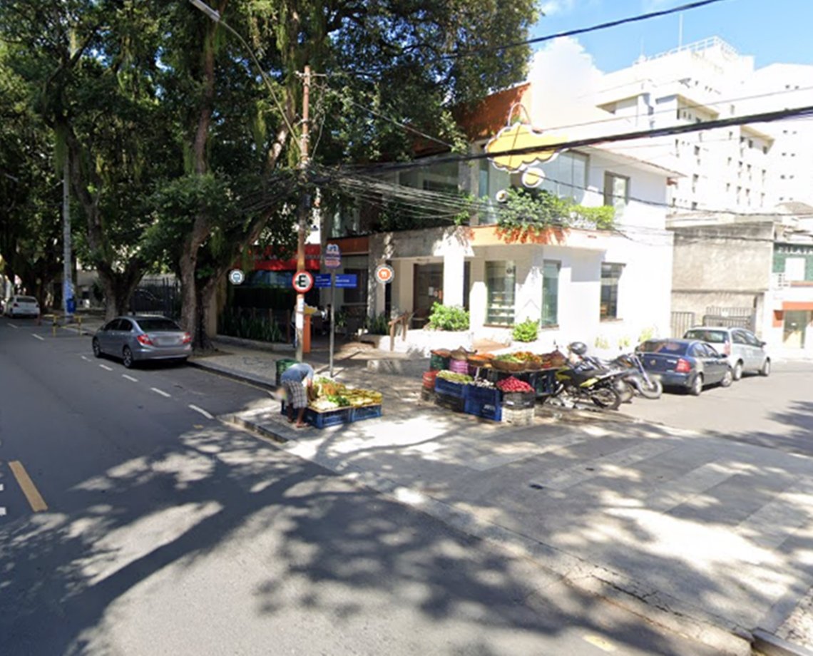 Homem invade doceria em bairro nobre em Salvador e é salvo pela PM durante agressões  