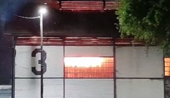 Galpão 3 da Codeba é atingido por incêndio de grandes proporções e trânsito é desviado no Comércio; assista