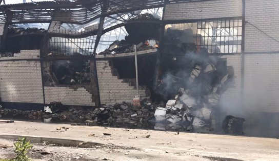 Corpo de Bombeiros controla incêndio que atingiu galpão 3 da Codeba, no Comércio; assista