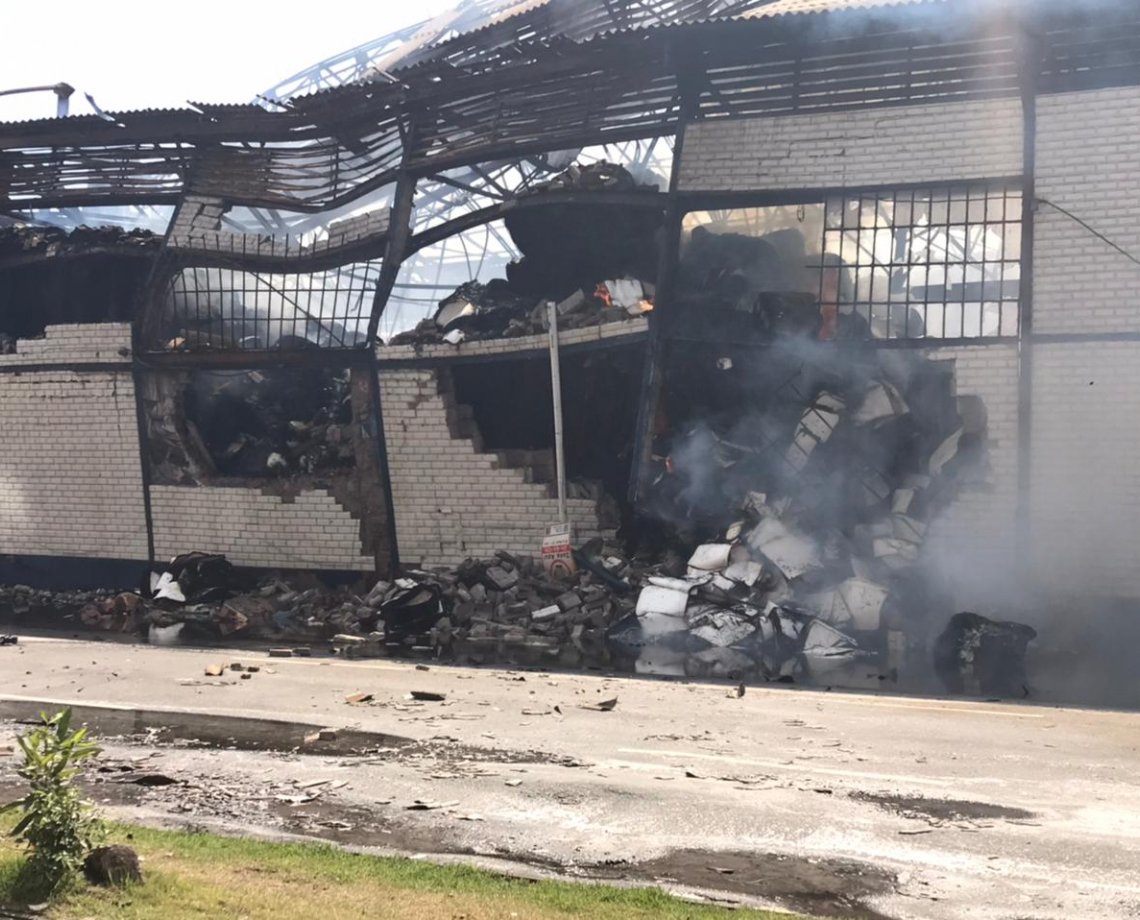 Corpo de Bombeiros controla incêndio que atingiu galpão 3 da Codeba, no Comércio; assista