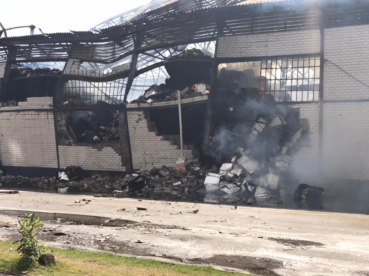 Corpo de Bombeiros controla incêndio que atingiu galpão 3 da Codeba, no Comércio; assista