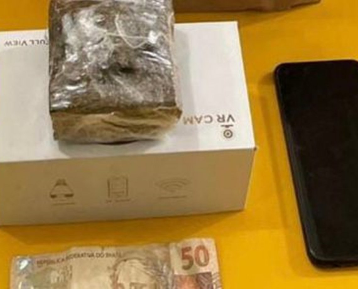 Polícia descobre loja de açaí de fachada para venda de drogas, em Lauro de Freitas