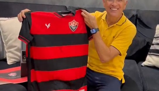 Vitória presenteia Bebeto com nono uniforme do time; “camisa linda”, diz tetracampeão mundial