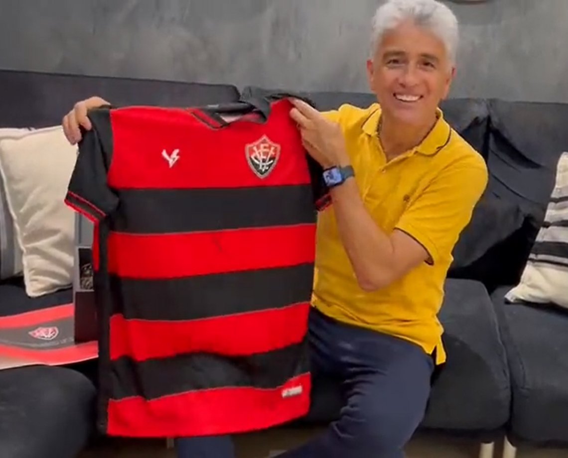 Vitória presenteia Bebeto com nono uniforme do time; “camisa linda”, diz tetracampeão mundial