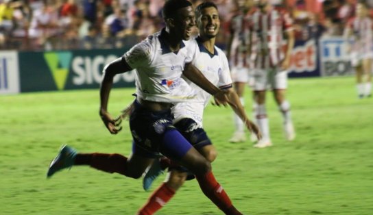 Em noite de Douglas Borel, Bahia vence Náutico e segue líder da Série B do Brasileirão