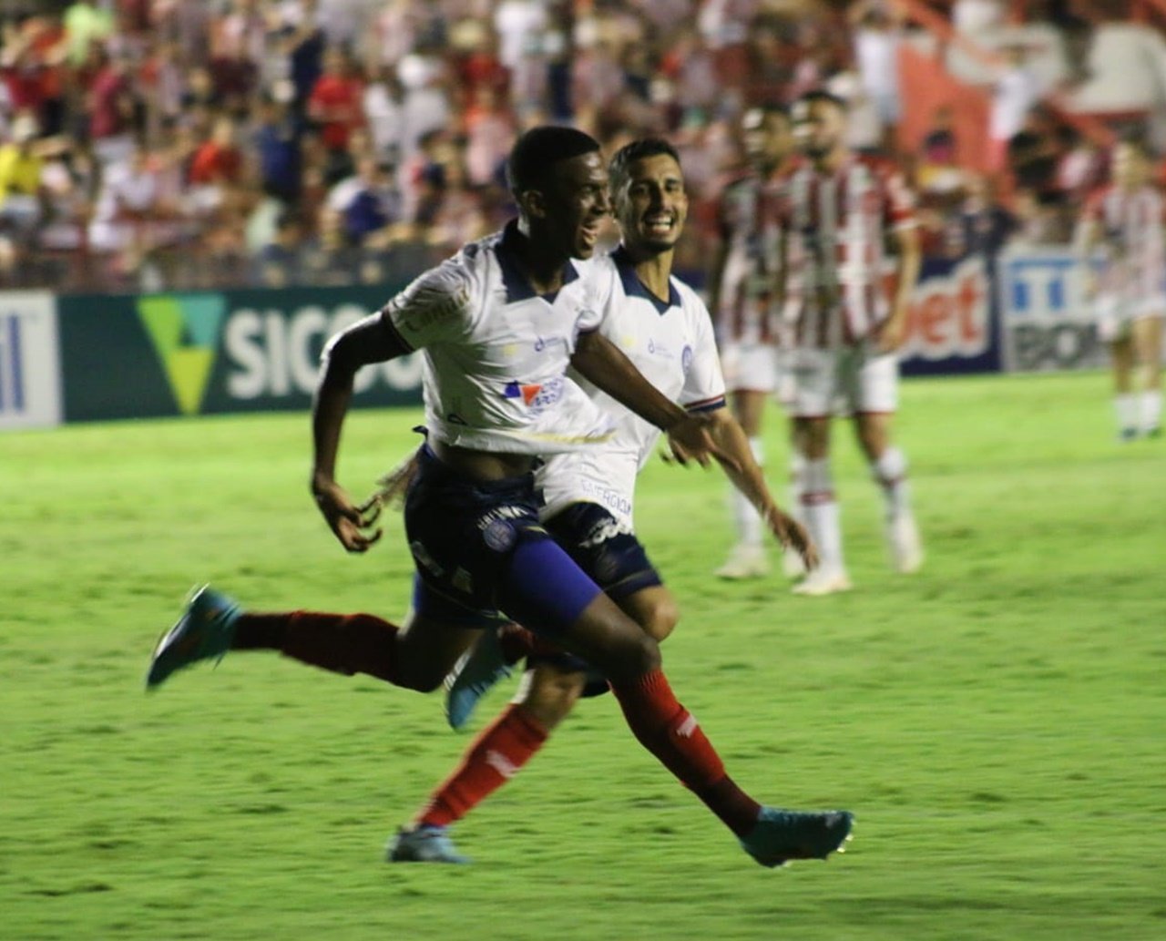 Em noite de Douglas Borel, Bahia vence Náutico e segue líder da Série B do Brasileirão