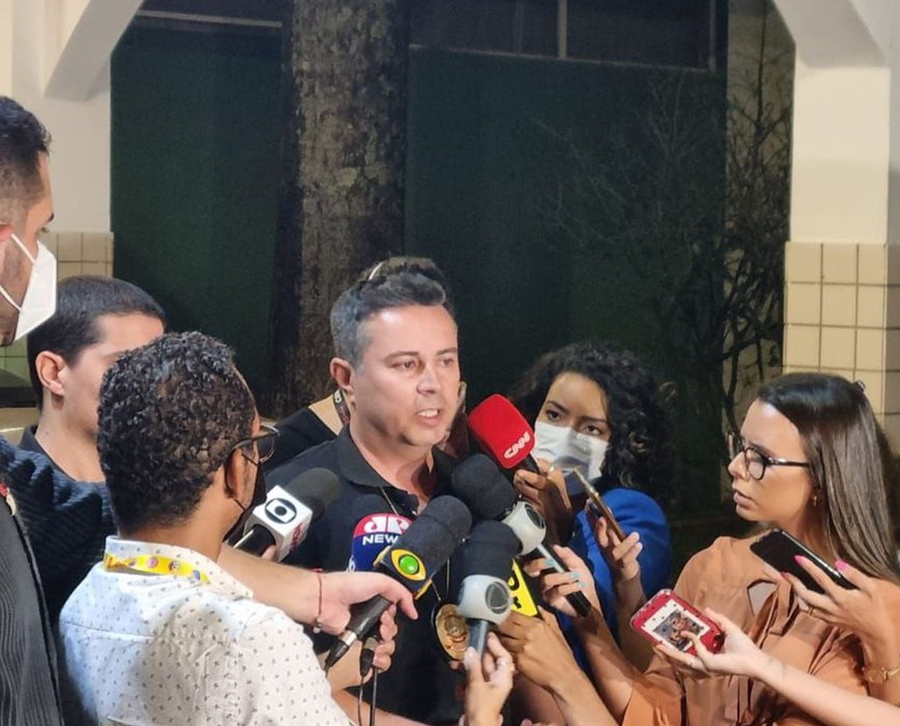 Polícia prende suspeitos de esfaquear jornalista em Brasília; crime teria sido latrocínio