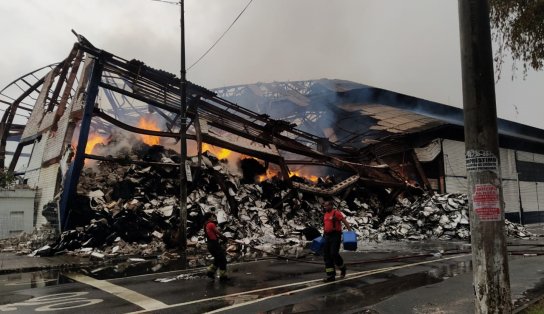 São Pedro colabora, mas apesar da chuva, fogo no galpão da Codeba permanece; Bombeiros atuam há mais de 30 horas