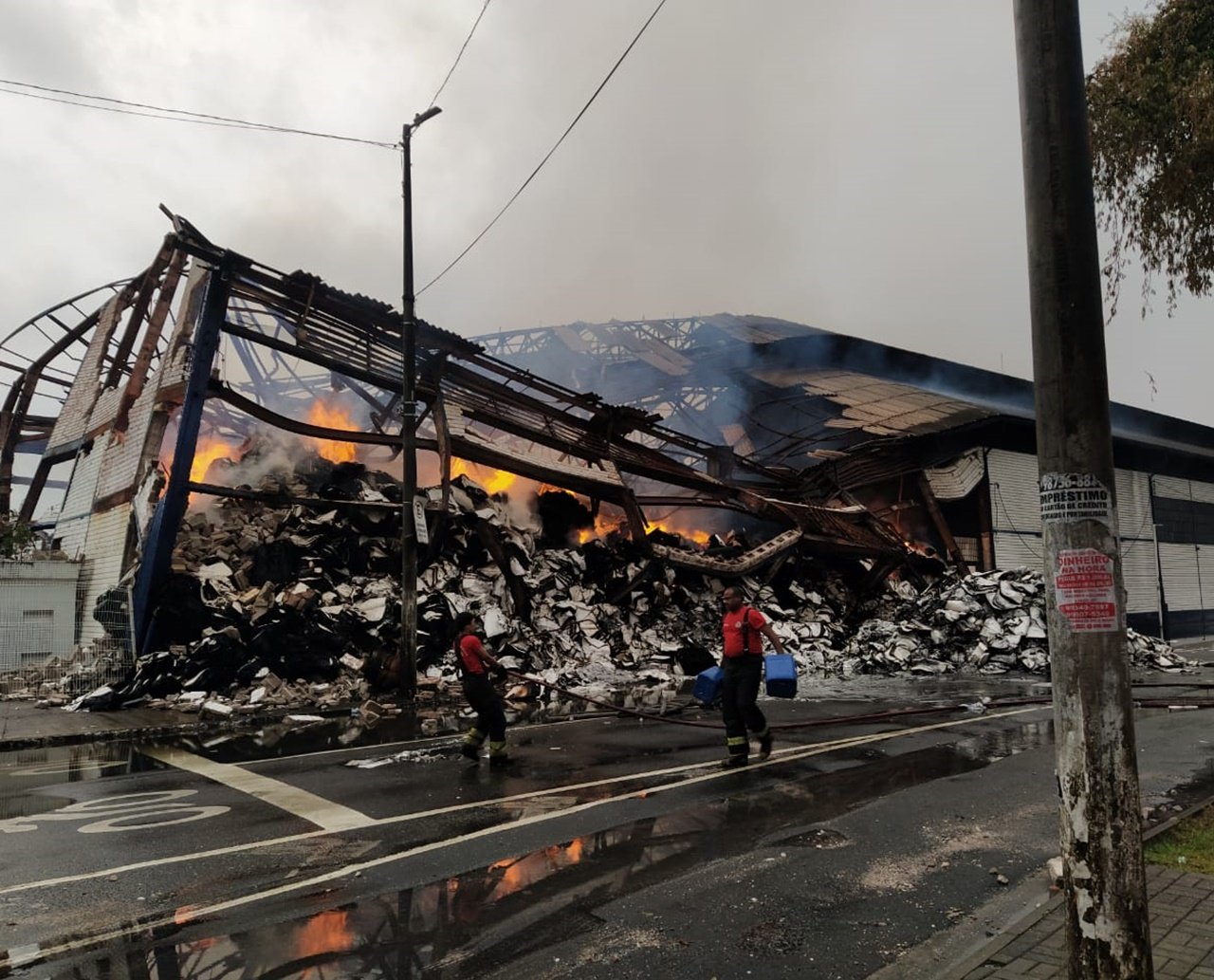 São Pedro colabora, mas apesar da chuva, fogo no galpão da Codeba permanece; Bombeiros atuam há mais de 30 horas