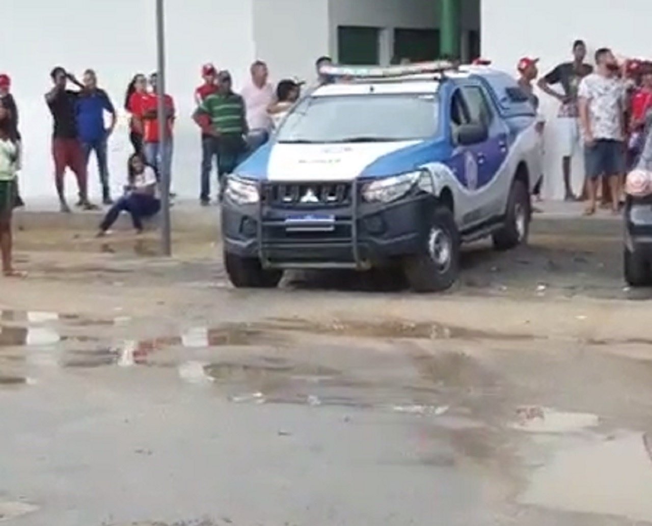 Integrantes do MST ocupam Mercado Municipal de Simões Filho; "passando a chuva", dizem