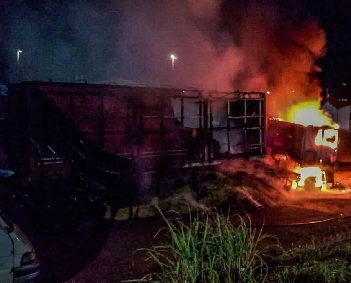 Carreta carregada de soja pega fogo na cidade de Barreiras, oeste da Bahia