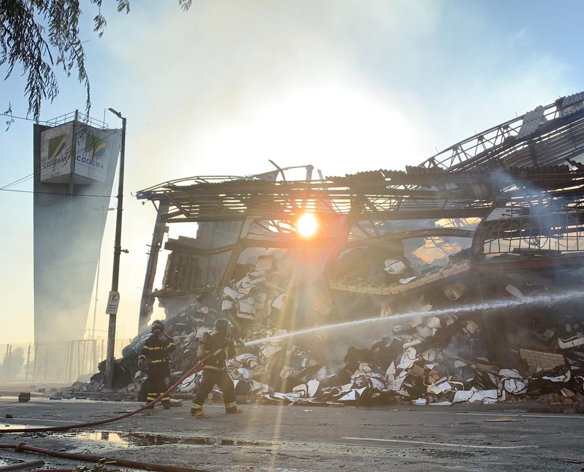 Mais de 48 horas: bombeiros seguem com trabalho de rescaldo no galpão da Codeba, no Comércio; vídeo