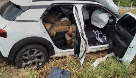 Quase 250 Kg de maconha são encontrados em carro envolvido em acidente na BR-407; motociclista ficou ferido