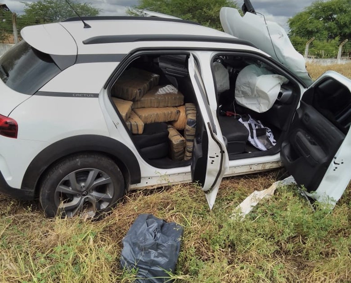 Quase 250 Kg de maconha são encontrados em carro envolvido em acidente na BR-407; motociclista ficou ferido