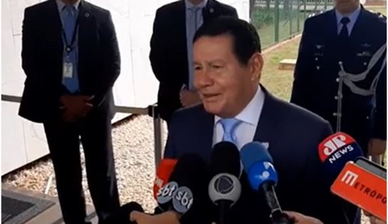 Mourão ri da possibilidade de investigar militares por tortura na ditadura; "vai trazer os caras do túmulo de volta?"