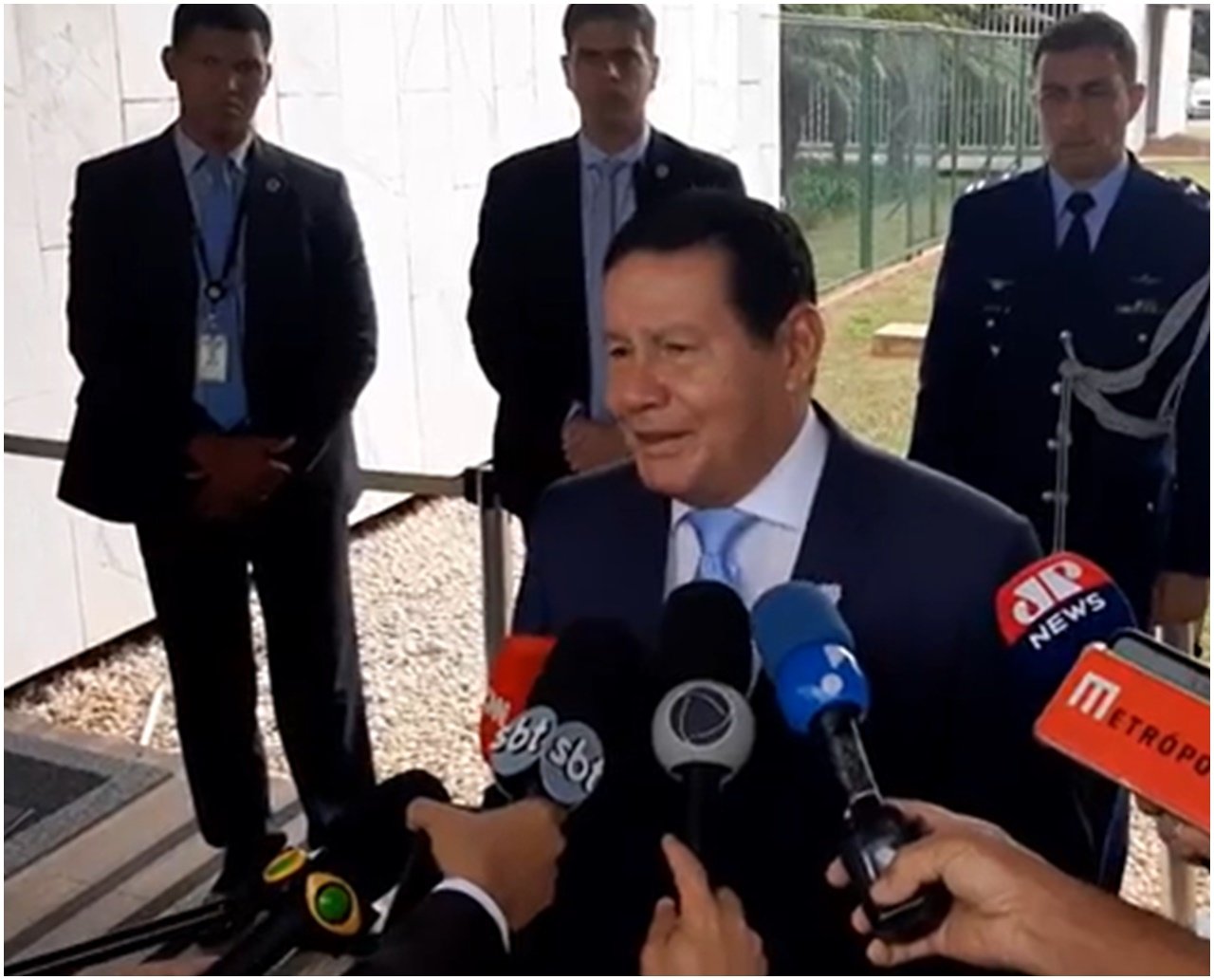 Mourão ri da possibilidade de investigar militares por tortura na ditadura; "vai trazer os caras do túmulo de volta?"