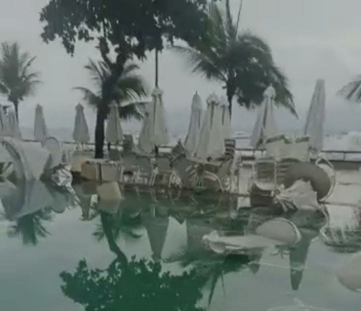 Chuva provoca estrago em clube de luxo na Barra; veja vídeo  