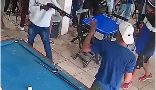 Polícia procura homem que matou outro com tiro de escopeta após ter bumbum apalpado dentro de bar; vídeo viralizou 