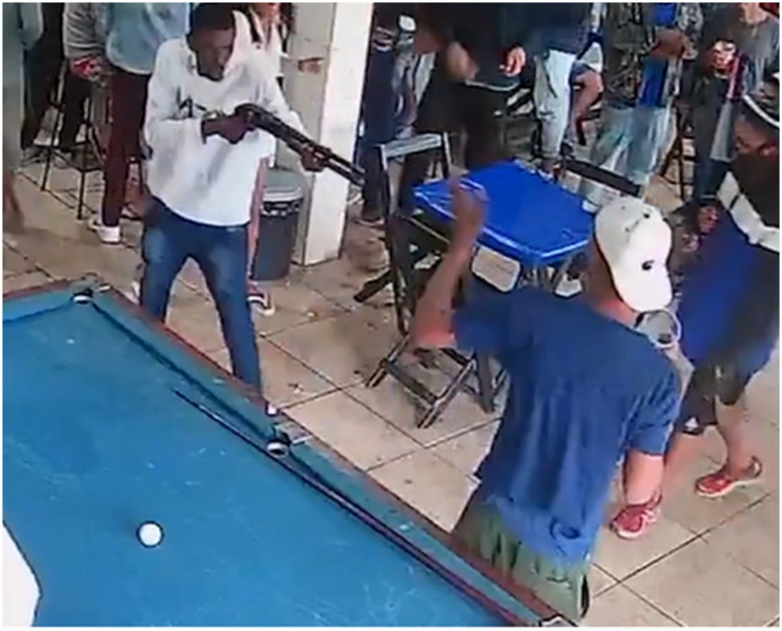 Polícia procura homem que matou outro com tiro de escopeta após ter bumbum apalpado dentro de bar; vídeo viralizou