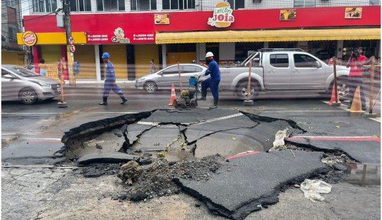 Ônibus fica com roda presa em cratera após asfalto ceder na Av. Caminho de Areia; local foi interditado 