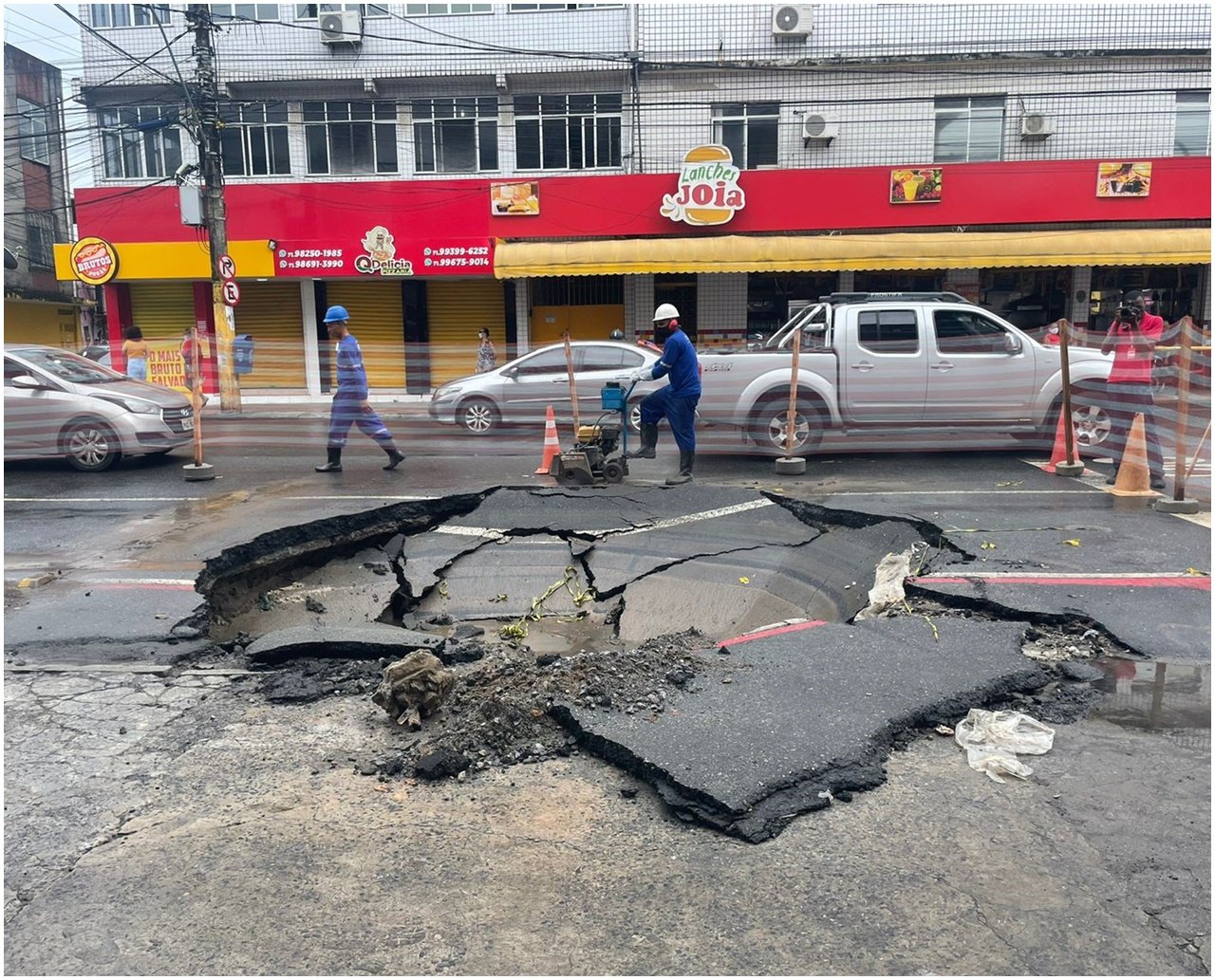 Ônibus fica com roda presa em cratera após asfalto ceder na Av. Caminho de Areia; local foi interditado 