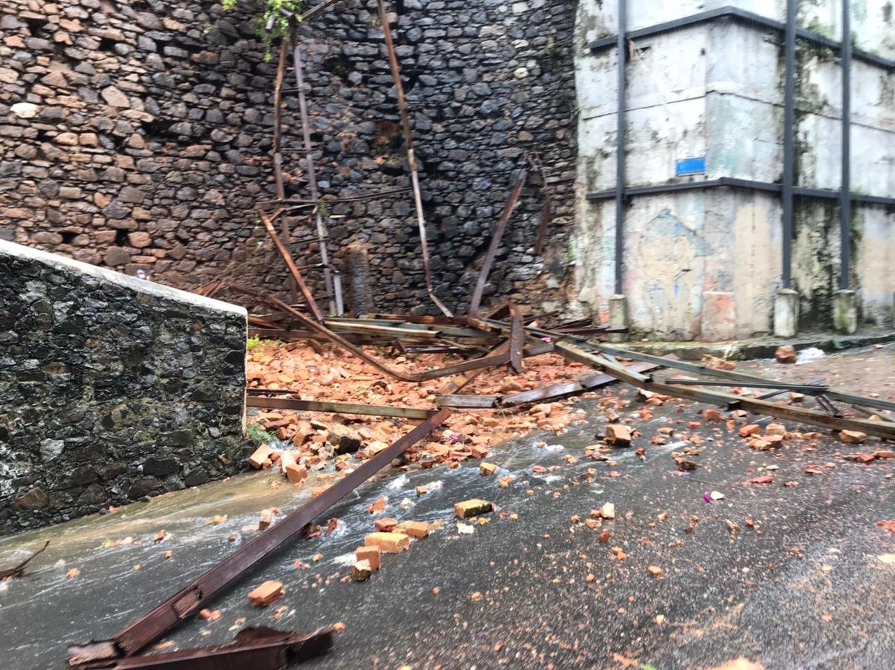 Casarão desaba na Ladeira da Montanha após fortes chuvas; local está interditado 