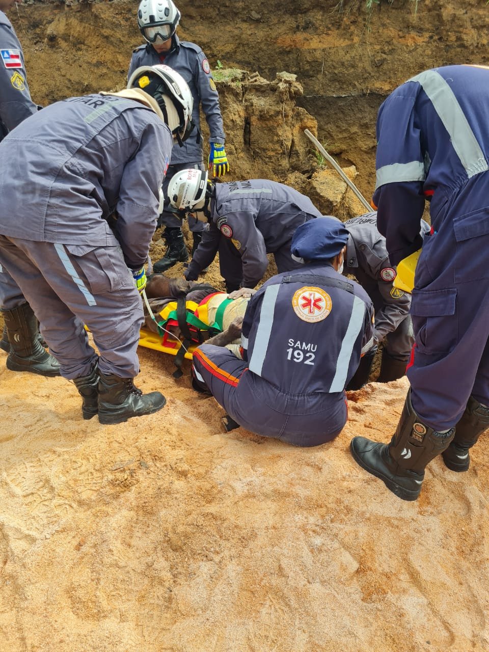 Idoso fica soterrado durante trabalho em obra de encosta no sul da Bahia