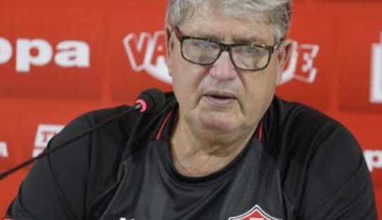 Vitória anuncia demissão de técnico Geninho