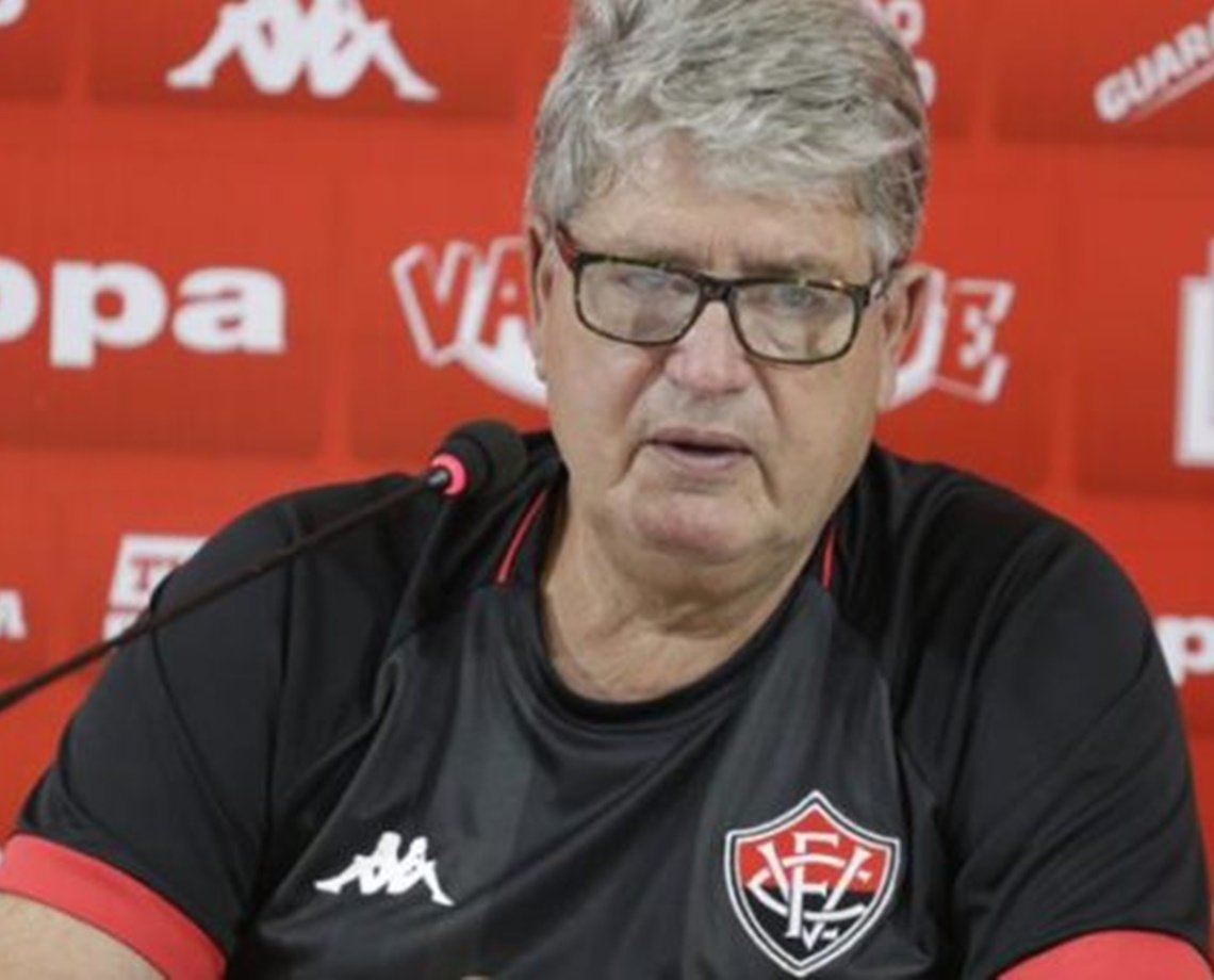 Vitória anuncia demissão de técnico Geninho