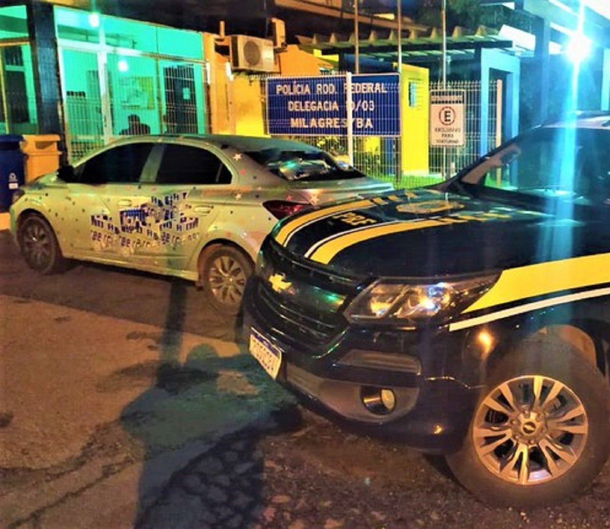 Carro roubado é recuperado pela PRF com placa clonada na BR-116; veículo estava anunciado em rifa