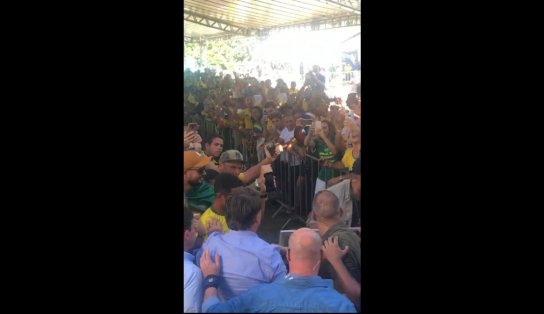 Bolsonaro chega a Porto Seguro e se depara com protesto dos índios; veja vídeo