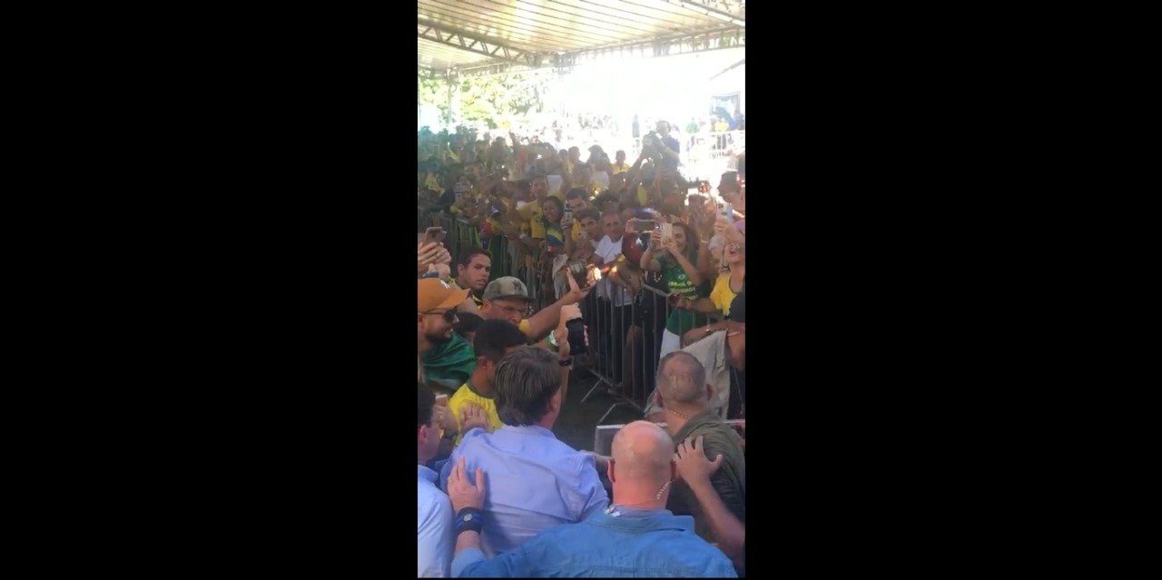 Bolsonaro chega a Porto Seguro e se depara com protesto dos índios; veja vídeo