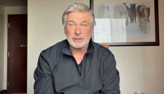 Ator Alec Baldwin é inocentado após morte de diretora em set de filmagem; relembre o caso