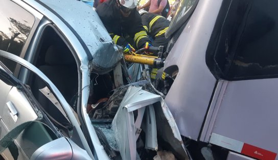 VÍDEO: Câmera instalada em ônibus de viagem registra momento em que veículo bate em carro de passeio que vinha na contramão; confira