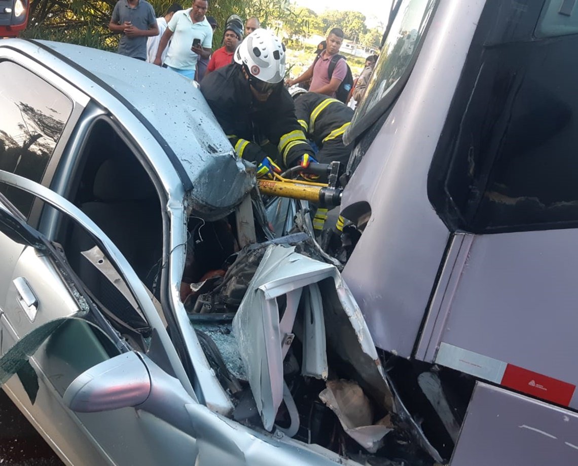 VÍDEO: Câmera instalada em ônibus de viagem registra momento em que veículo bate em carro de passeio que vinha na contramão; confira