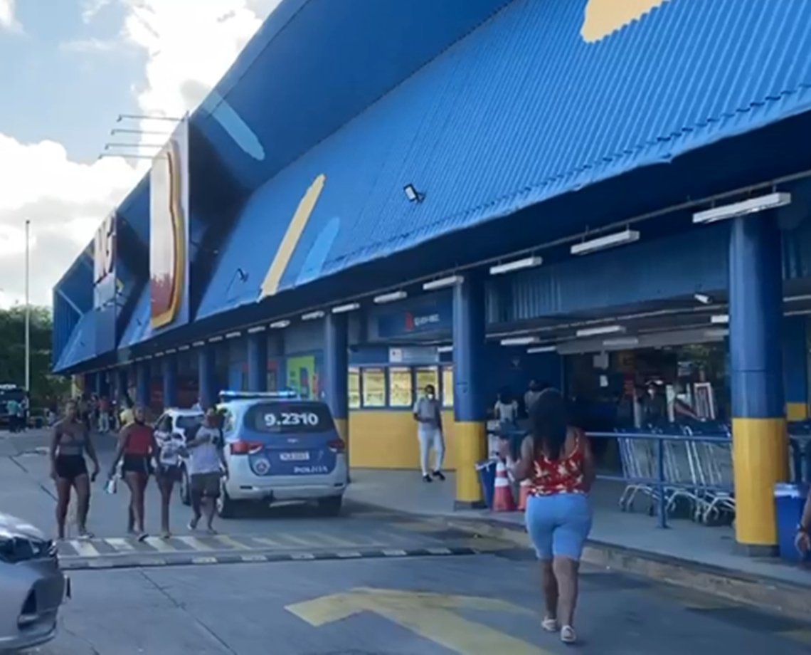 Armados com facas, homens fazem arrastão em supermercado de Salvador; cerveja e celulares de clientes foram levados