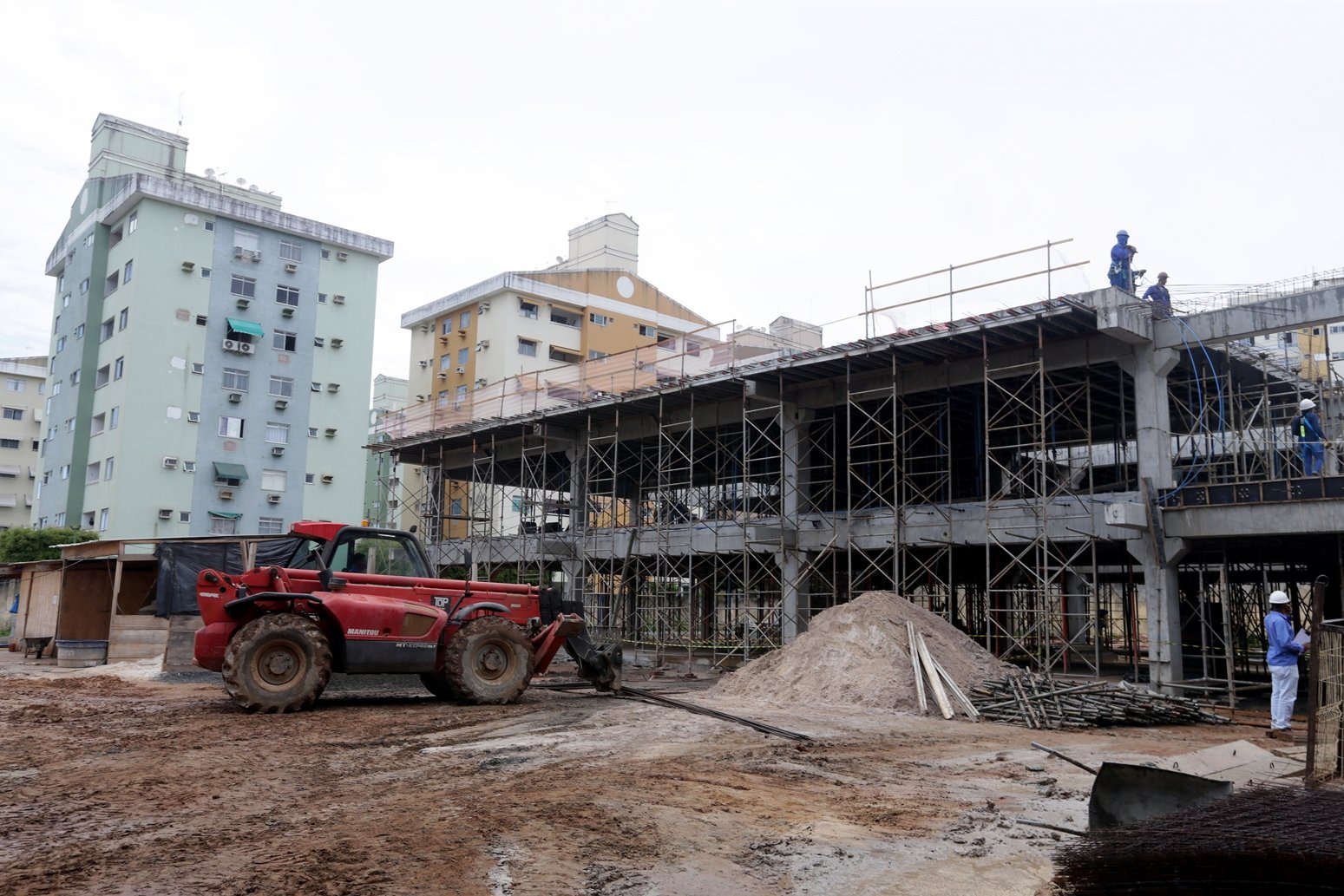 Mais de um ano depois de autorizada, obra de escola será visitada por Rui Costa nesta terça