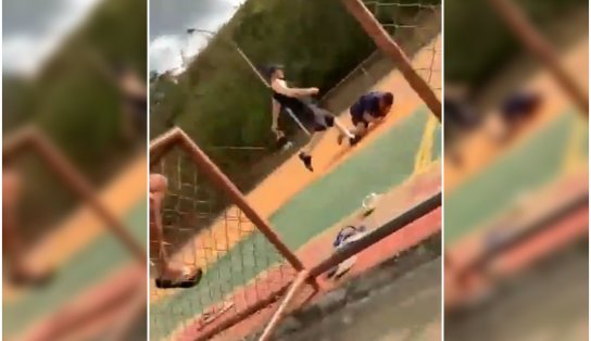 Por conta de assobios, homem invade quadra de esportes e espanca jovem de 14 anos