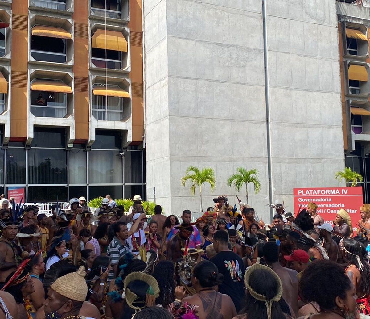 Indígenas entram em confronto com a PM durante manifestação no prédio da Governadoria, no CAB 