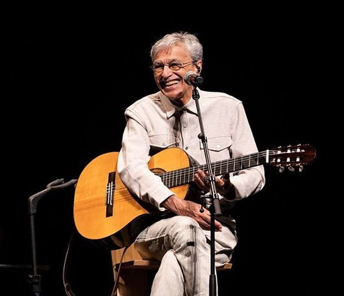 Caetano Veloso vai receber título de ‘Doutor Honoris Causa’ por universidade espanhola; titulação será dada pela conjunto da obra