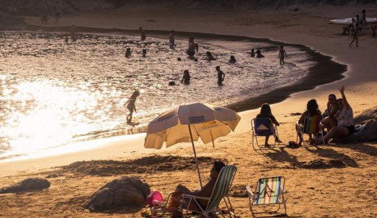 Levar caixinha de som para ouvir pagodão na praia está proibido no Rio de Janeiro