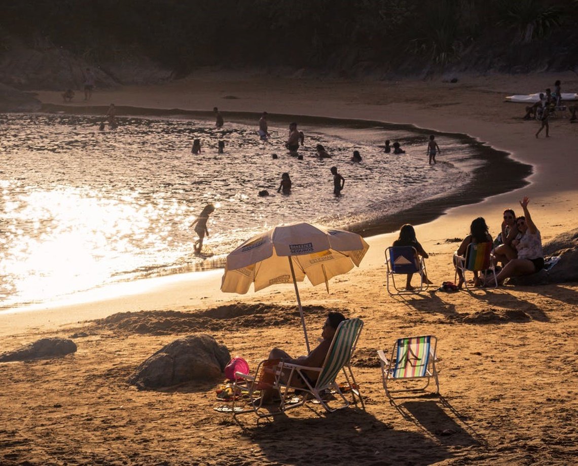 Levar caixinha de som para ouvir pagodão na praia está proibido no Rio de Janeiro