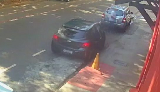 Trio assalta loja e foge com carro de cliente no Rio Vermelho; câmeras flagram toda ação