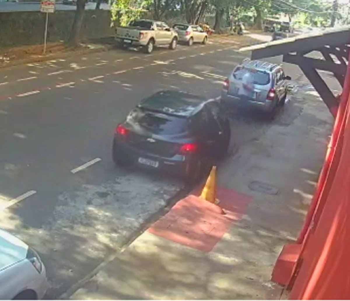 Trio assalta loja e foge com carro de cliente no Rio Vermelho; câmeras flagram toda ação