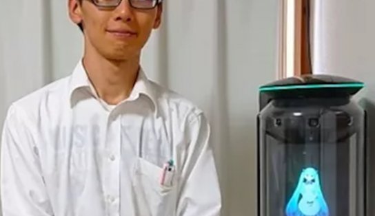 Professor japonês que se casou com holograma de personagem de ficção diz estar passando crise no relacionamento