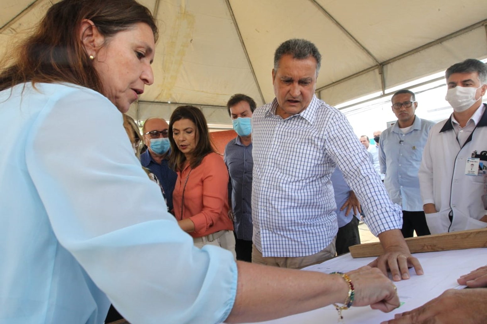 Governador visita obra em Juazeiro e detalhe de obra atrasada chama atenção; veja registro