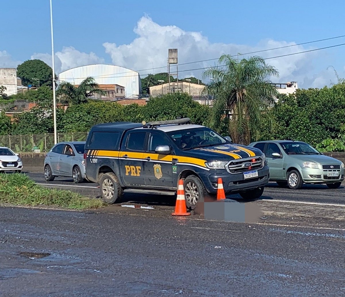 Caminhoneiro desce do veículo para pegar caixa de ferramentas e morre atropelado na BR-324