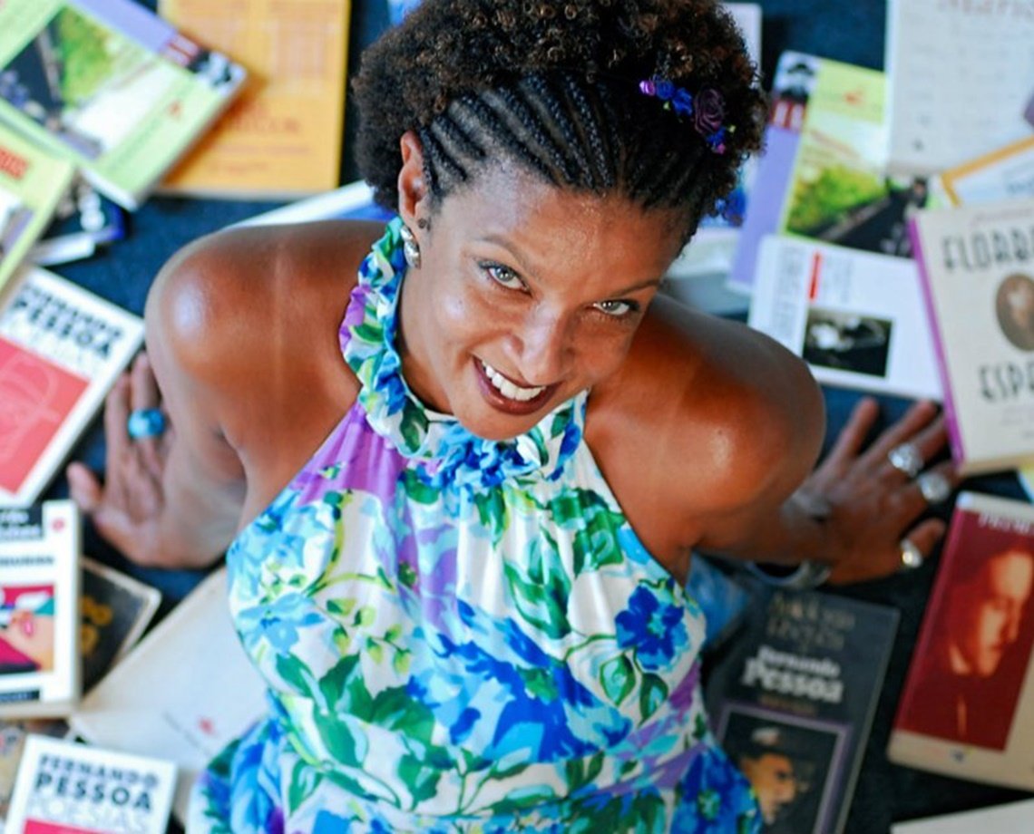 Atriz e escritora Elisa Lucinda lança livro na Casa do Benin, em Salvador, neste sábado