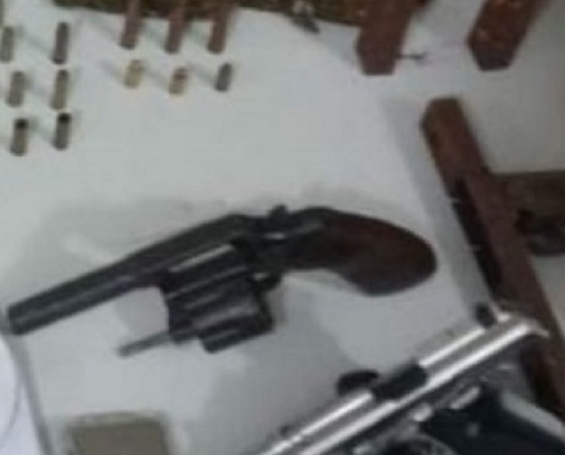 Dupla de criminosos morre após trocar tiros com a polícia no Bairro da Paz; drogas e armas são apreendidas