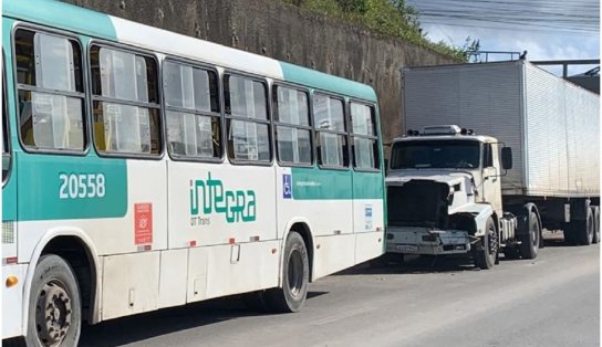 Nove ficam feridos após batida entre ônibus e caminhão que transportava 12 toneladas de água na BR-324 